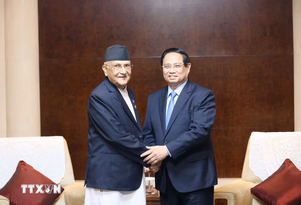 Thủ tướng Phạm Minh Chính và Thủ tướng Nepal K.P Sharma Oli. (Ảnh: Công Tuyên/TTXVN)
