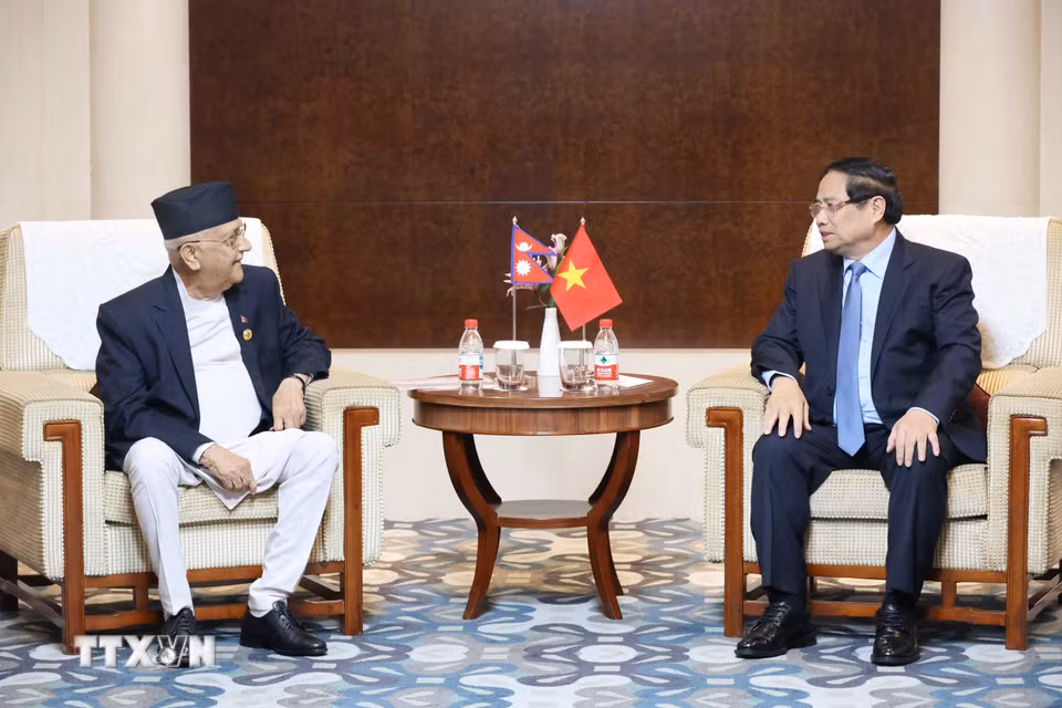 Thủ tướng Phạm Minh Chính và Thủ tướng Nepal K.P Sharma Oli. (Ảnh: Công Tuyên/TTXVN)