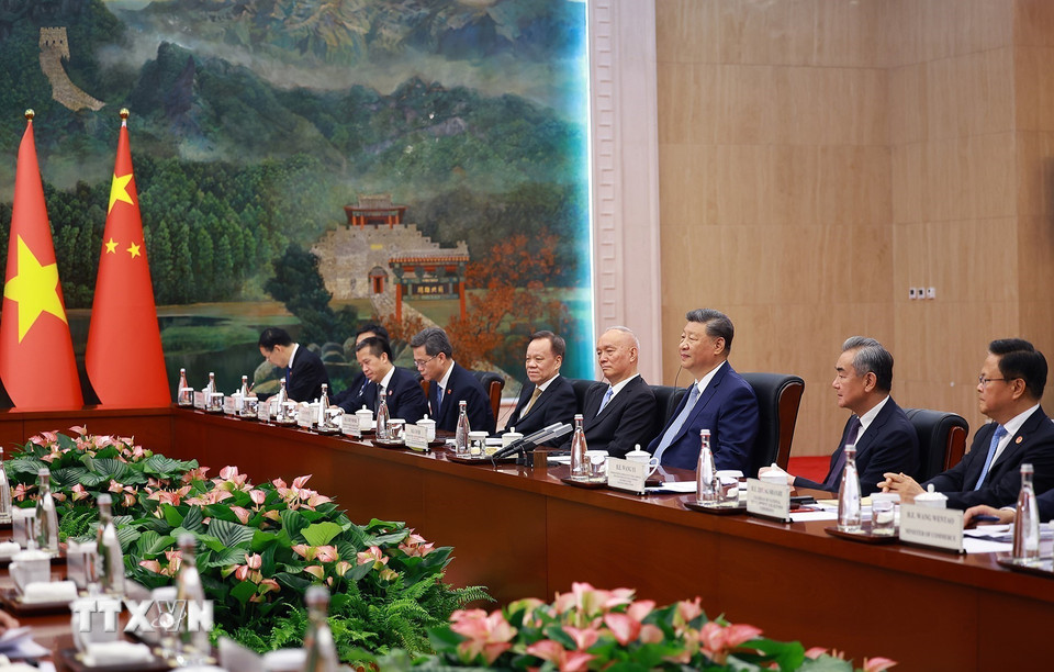 Tổng Bí thư, Chủ tịch nước Trung Quốc Tập Cận Bình và các thành viên đoàn Trung Quốc tham dự cuộc hội kiến. (Ảnh: Dương Giang/TTXVN)