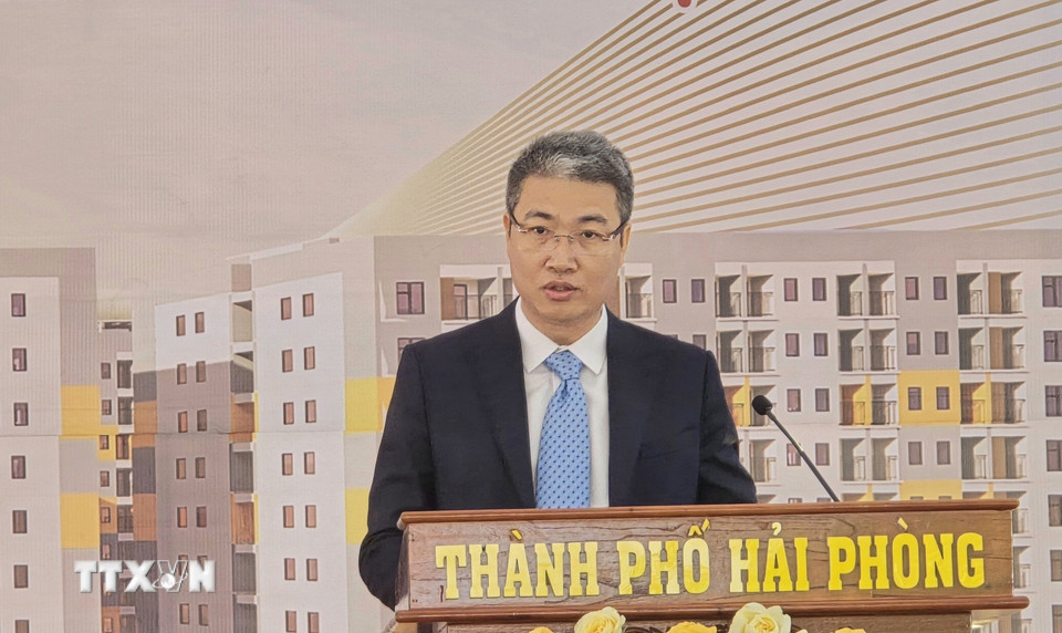 Ông Phạm Văn Lực, Phó Tổng Giám đốc Công ty Cổ phần Khu công nghiệp Sài Gòn - Hải Phòng, chủ đầu tư Dự án Nhà ở xã hội tại Khu công nghiệp Tràng Duệ, phát biểu. (Ảnh: Minh Thu/TTXVN)