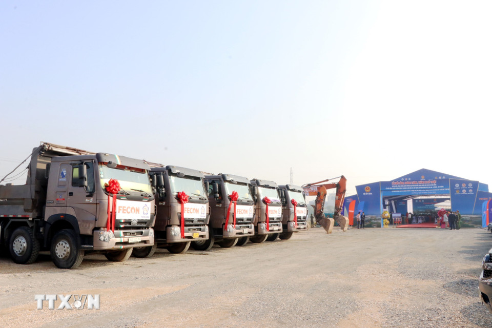 Sáng 19/12/2025, tại xã Gia Lộc, thành phố Hải Phòng, Bộ Xây dựng tổ chức lễ khởi công xây dựng ga Hải Dương Nam thuộc dự án thành phần 1 của Dự án đầu tư xây dựng tuyến đường sắt Lào Cai-Hà Nội-Hải Phòng. Tuyến đường sắt Lào Cai-Hà Nội-Hải Phòng đoạn qua địa bàn thành phố Hải Phòng có tổng chiều dài 110 km, đi qua 23 xã, phường, đặc khu; Tổng kinh phí là 16.318 tỷ đồng. (Ảnh: Mạnh Tú/TTXVN)