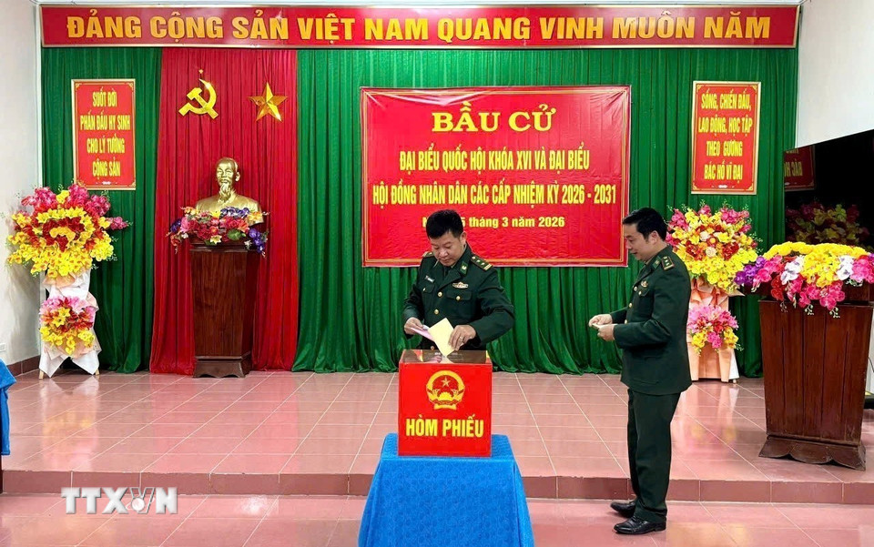 Những người lính "quân hàm xanh" Đồn Biên phòng Làng Ho, Bộ đội Biên phòng Quảng Trị phấn khởi đi bầu cử. (Ảnh: TTXVN phát)