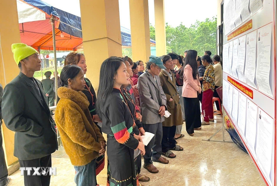Bà con nhân dân khu vực biên giới tỉnh Quảng Trị nô nức, phấn khởi đi bầu cử đại biểu Quốc hội khóa XVI và HĐND các cấp, nhiệm kỳ 2026-2031. (Ảnh: TTXVN phát)
