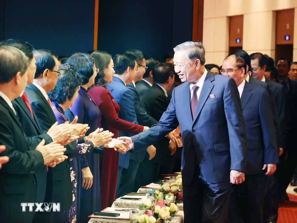 Tổng Bí thư Tô Lâm với các đồng chí lãnh đạo, nguyên lãnh đạo Đảng Nhà nước tại buổi gặp mặt các thế hệ đại biểu quốc hội. (Ảnh: Thống Nhất/TTXVN)