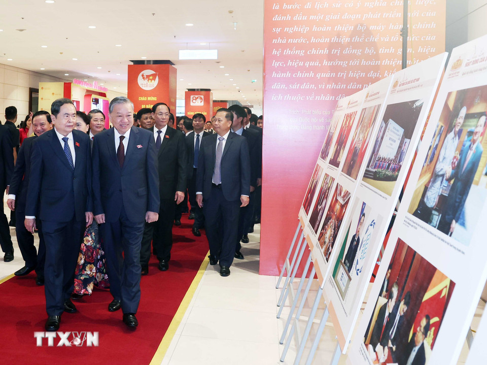 Tổng Bí thư Tô Lâm, các đồng chí lãnh đạo, nguyên lãnh đạo Đảng Nhà nước xem trưng bày ảnh tại buổi gặp mặt các thế hệ đại biểu quốc hội. (Ảnh: Thống Nhất/TTXVN)