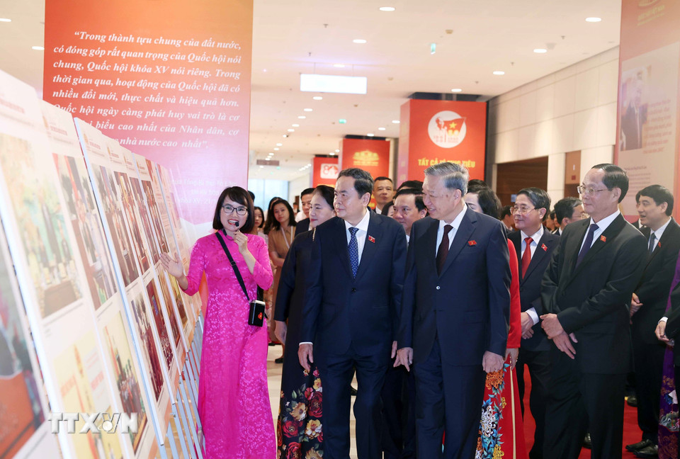 Tổng Bí thư Tô Lâm, các đồng chí lãnh đạo, nguyên lãnh đạo Đảng Nhà nước xem trưng bày ảnh tại buổi gặp mặt các thế hệ đại biểu quốc hội. (Ảnh: Thống Nhất/TTXVN)