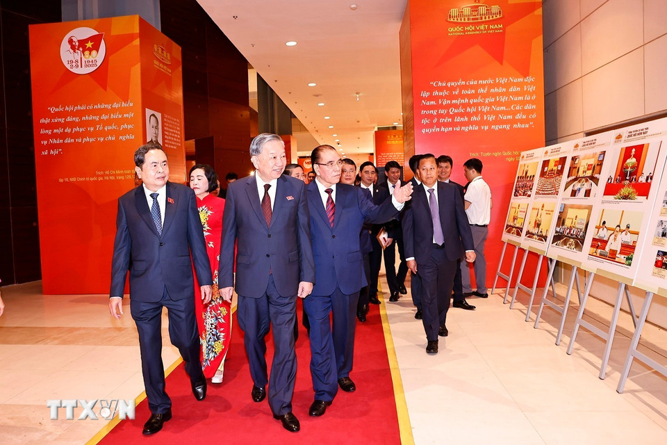 Chủ tịch Quốc hội Trần Thanh Mẫn và lãnh đạo Quốc hội đón Tổng Bí thư Tô Lâm, nguyên Tổng Bí thư Nông Đức Mạnh đến chương trình gặp mặt. (Ảnh: Doãn Tấn/TTXVN)