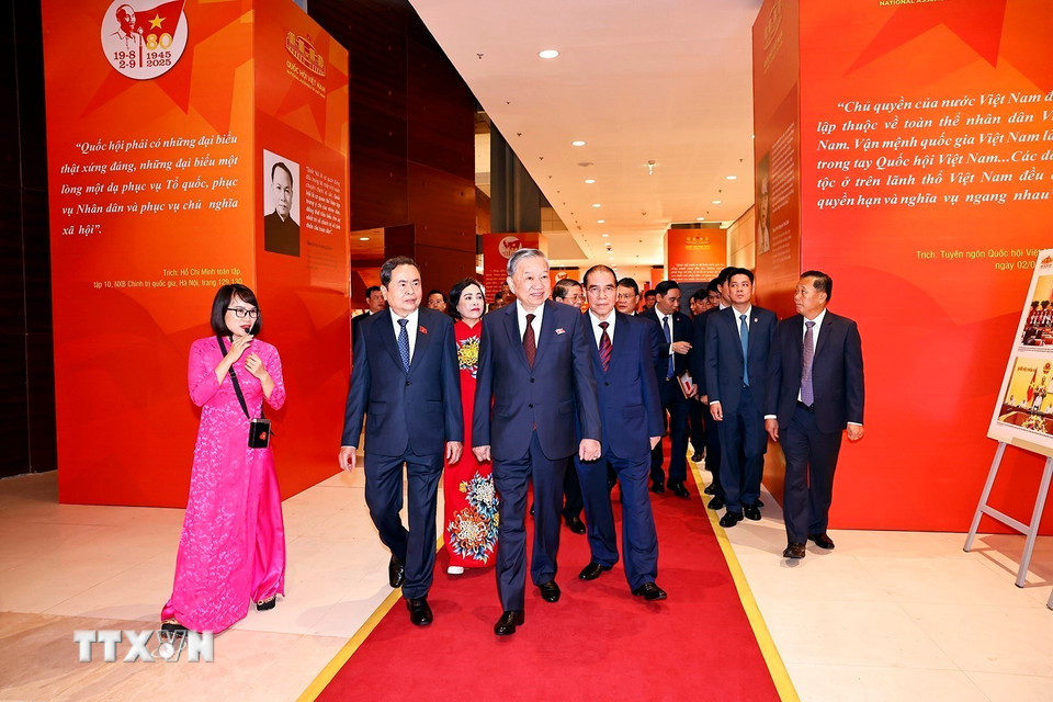 Chủ tịch Quốc hội Trần Thanh Mẫn và lãnh đạo Quốc hội đón Tổng Bí thư Tô Lâm, nguyên Tổng Bí thư Nông Đức Mạnh đến chương trình gặp mặt. (Ảnh: Doãn Tấn/TTXVN)