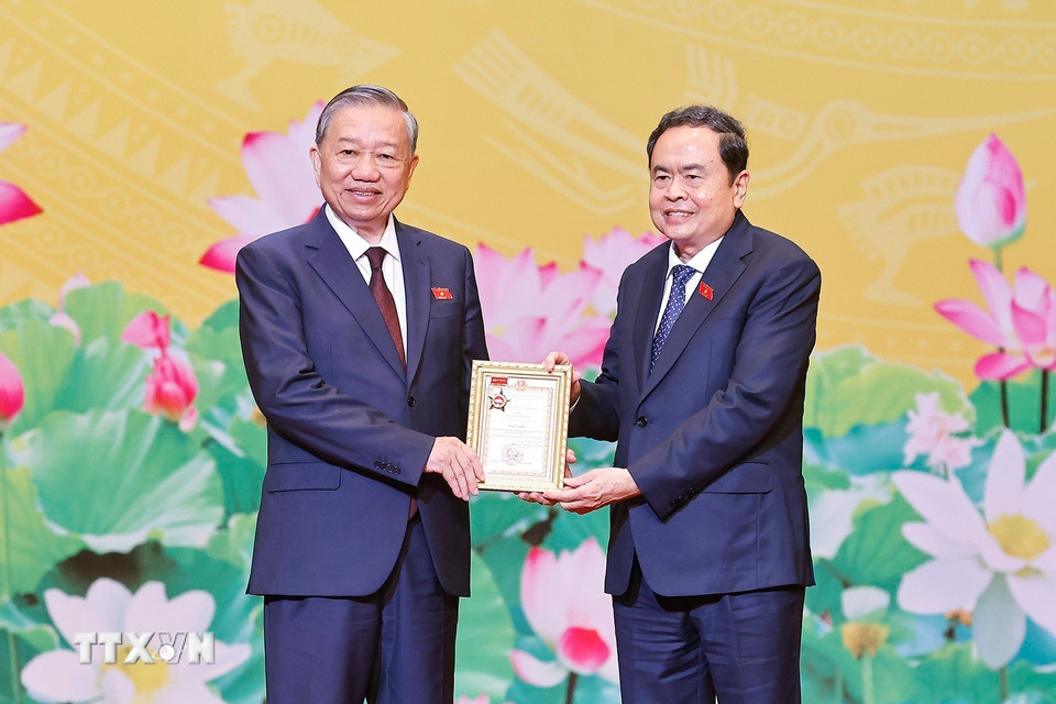Chủ tịch Quốc hội Trần Thanh Mẫn trao Kỷ niệm chương vì sự nghiệp Quốc hội của Ủy ban Thường vụ Quốc hội tặng Tổng Bí thư Tô Lâm. (Ảnh: Doãn Tấn/TTXVN)