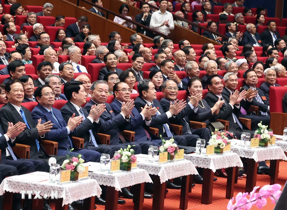 Tổng Bí thư Tô Lâm, các đồng chí lãnh đạo, nguyên lãnh đạo Đảng Nhà nước tại buổi gặp mặt các thế hệ đại biểu quốc hội. (Ảnh: Thống Nhất/TTXVN)