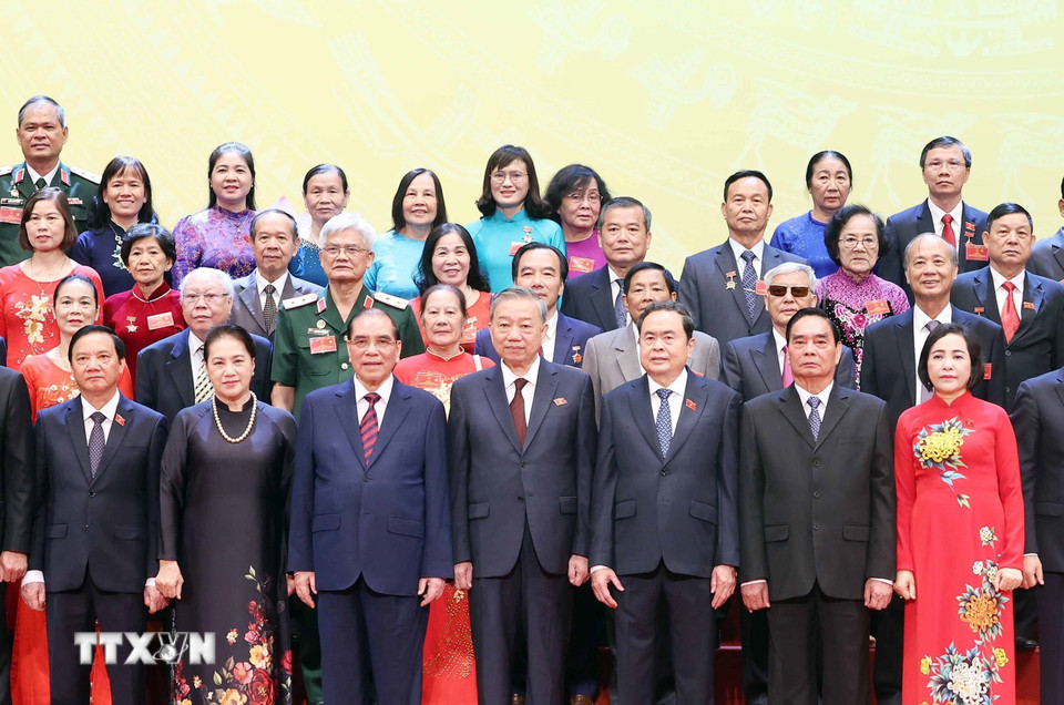 Tổng Bí thư Tô Lâm, các đồng chí lãnh đạo, nguyên lãnh đạo Đẳng, Nhà nước và các đại biểu. (Ảnh: Thống Nhất/TTXVN)