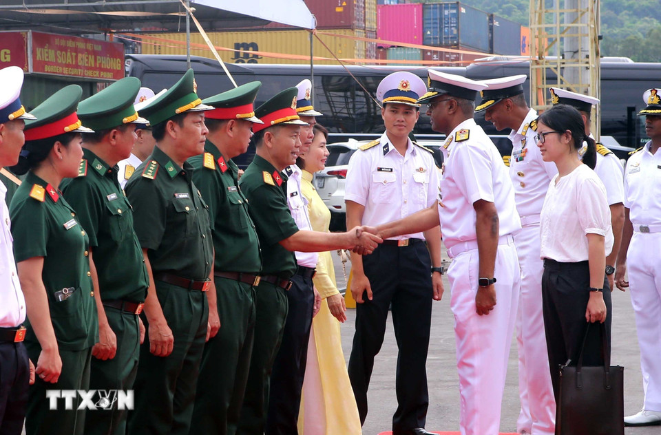 Lễ đón sỹ quan, chỉ huy tàu Hải quân Ấn Độ thăm hữu nghị thành phố Đà Nẵng. (Ảnh: Trần Lê Lâm/TTXVN)