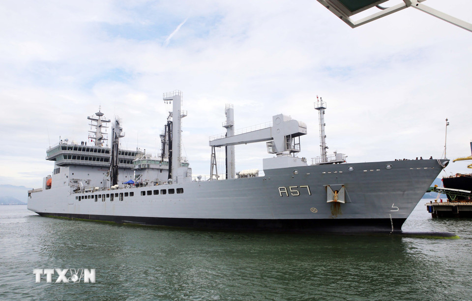 Tàu chở dầu Shakti của Hải quân Ấn Độ cập cảng Tiên Sa bắt đầu chuyến thăm thành phố Đà Nẵng. (Ảnh: Trần Lê Lâm/TTXVN)