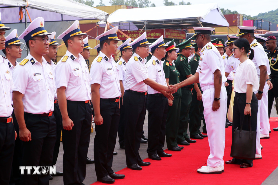 Lễ đón sỹ quan, chỉ huy tàu Hải quân Ấn Độ thăm hữu nghị thành phố Đà Nẵng. (Ảnh: Trần Lê Lâm/TTXVN)