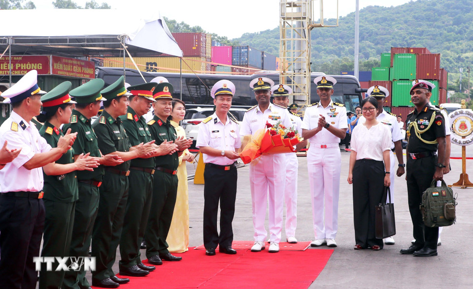 Lễ đón sỹ quan, chỉ huy tàu Hải quân Ấn Độ thăm hữu nghị thành phố Đà Nẵng. (Ảnh: Trần Lê Lâm/TTXVN)