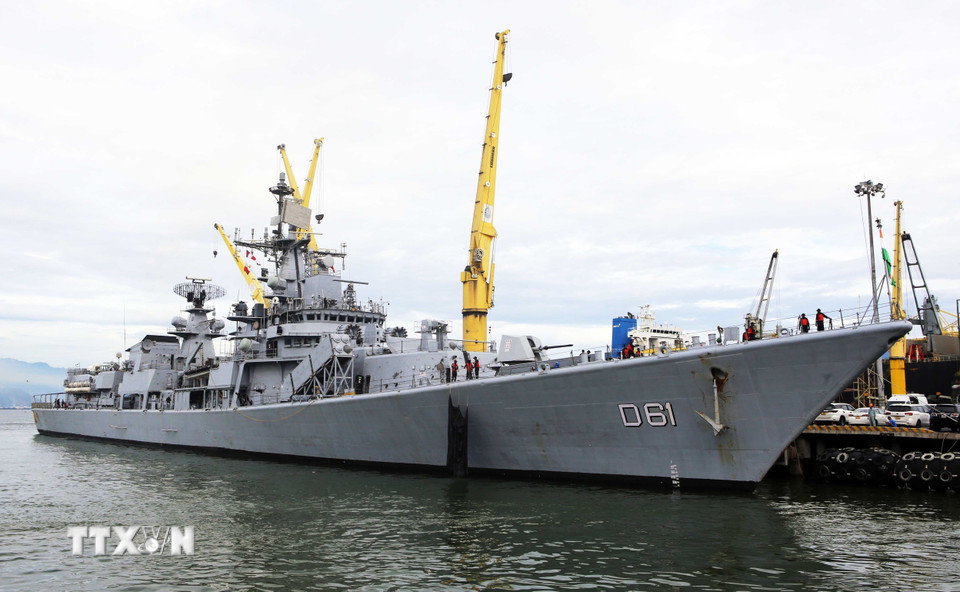 Tàu khu trục INS Delhi của Hải quân Ấn Độ cập cảng Tiên Sa bắt đầu chuyến thăm thành phố Đà Nẵng. (Ảnh: Trần Lê Lâm/TTXVN)