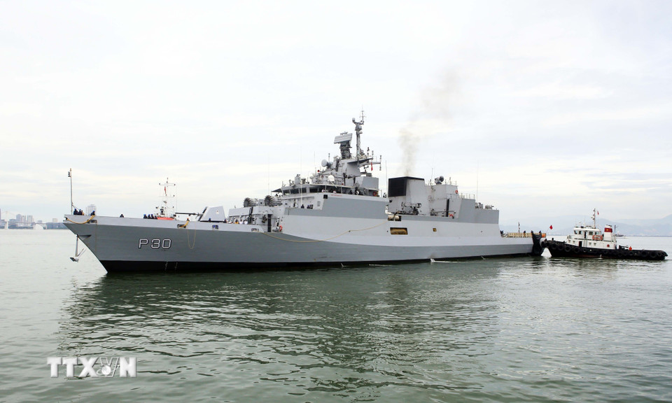 Tàu hộ vệ chống ngầm Kiltan của Hải quân Ấn Độ cập cảng Tiên Sa, bắt đầu chuyến thăm thành phố Đà Nẵng. (Ảnh: Trần Lê Lâm/TTXVN)