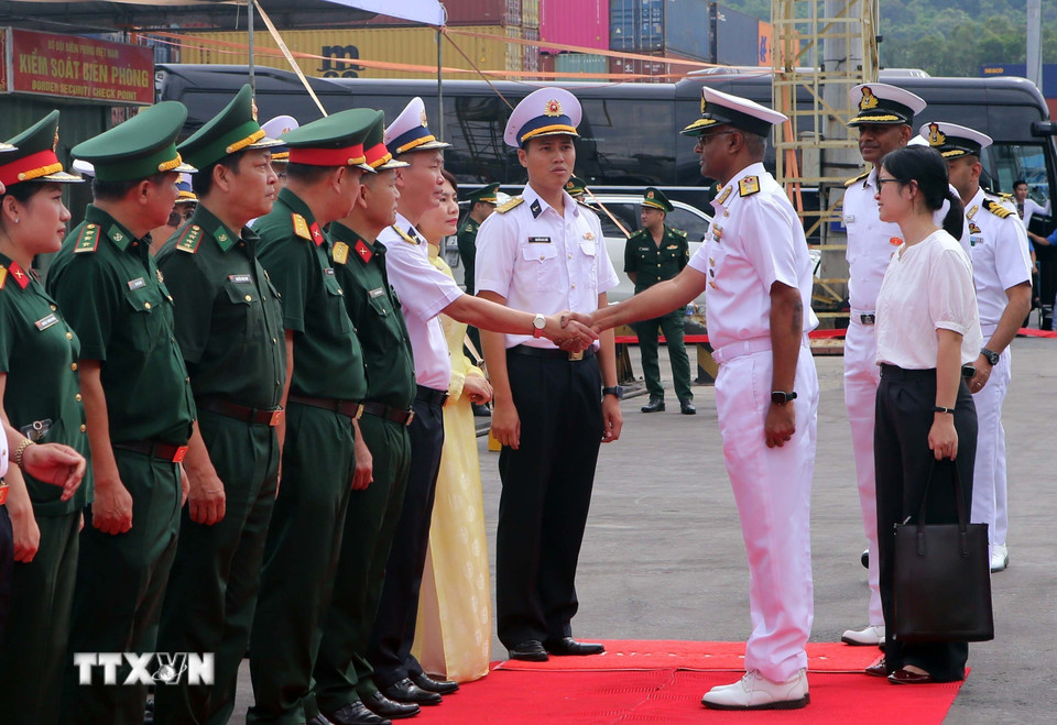 Lễ đón sỹ quan, chỉ huy tàu Hải quân Ấn Độ thăm hữu nghị thành phố Đà Nẵng. (Ảnh: Trần Lê Lâm/TTXVN)