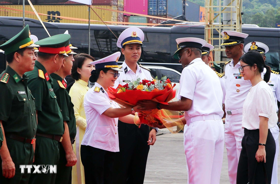 Lễ đón sỹ quan, chỉ huy tàu Hải quân Ấn Độ thăm hữu nghị thành phố Đà Nẵng. (Ảnh: Trần Lê Lâm/TTXVN)