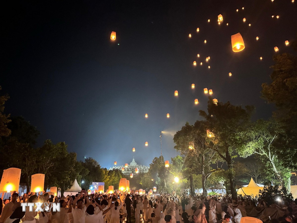 Lễ hội đèn lồng "Ánh sáng hòa bình 2025" ở Indonesia. (Ảnh: Văn Phong/TTXVN)