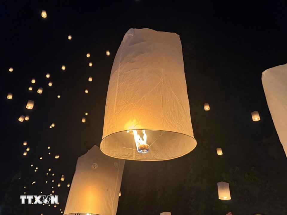 Thả đèn tại Lễ hội đèn lồng "Ánh sáng hòa bình 2025". (Ảnh: Văn Phong/TTXVN)