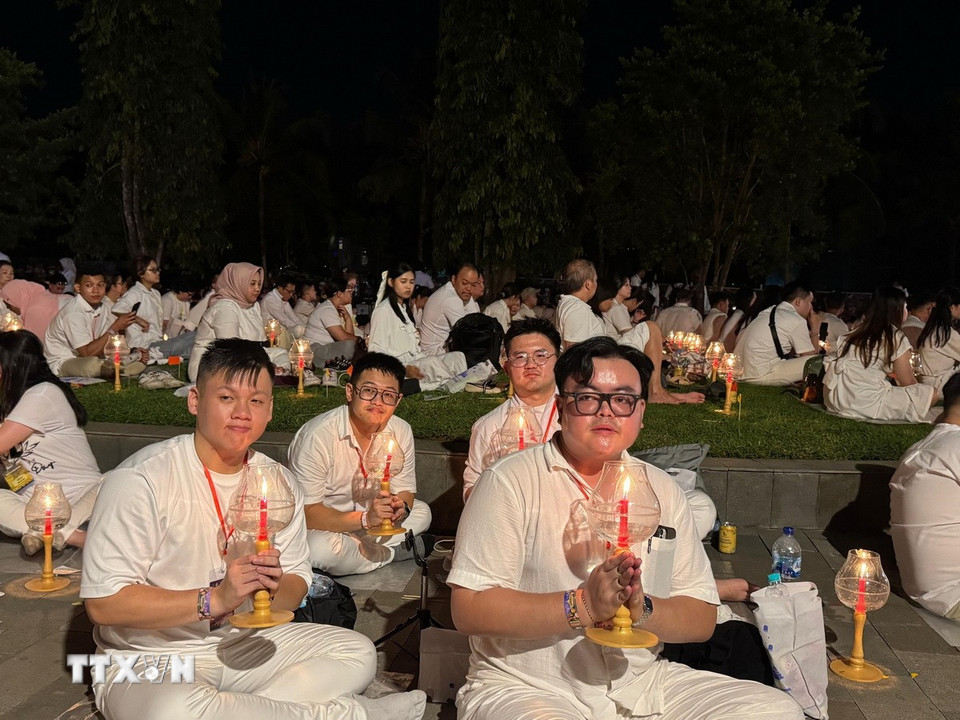 Người dân cầu nguyện tại đền Borobudur, trước khi diễn ra lễ hội. (Ảnh: Văn Phong/TTXVN)