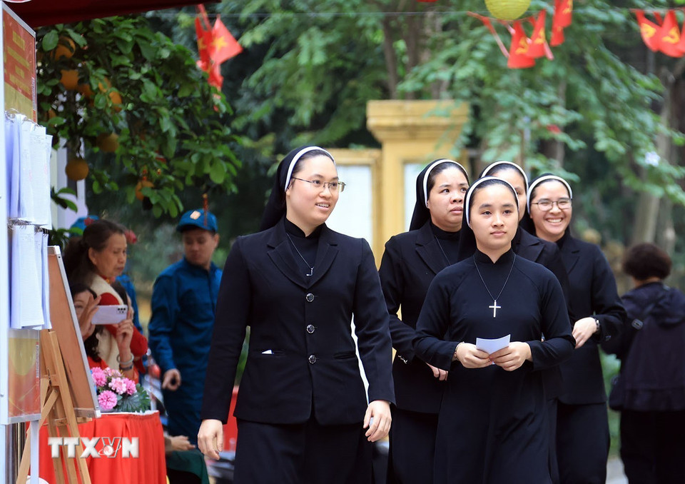 Các nữ tu dòng Mến Thánh Giá 31 Nhà Chung đến bỏ phiếu tại khu vực bỏ phiếu số 1, phường Hoàn Kiếm. (Ảnh: Tuấn Anh/TTXVN)