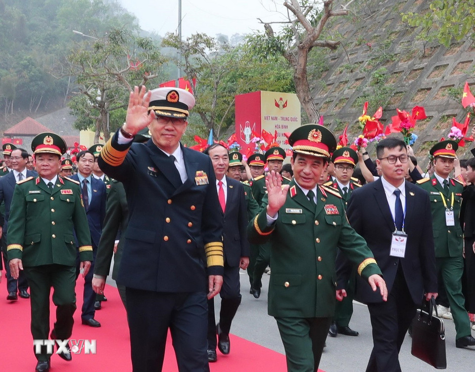 Đại tướng, Bộ trưởng Quốc phòng Phan Văn Giang đón Thượng tướng Đổng Quân, Bộ trưởng Quốc phòng Trung Quốc tại Cửa khẩu Quốc tế Hữu Nghị. (Ảnh: Trọng Đức/TTXVN)