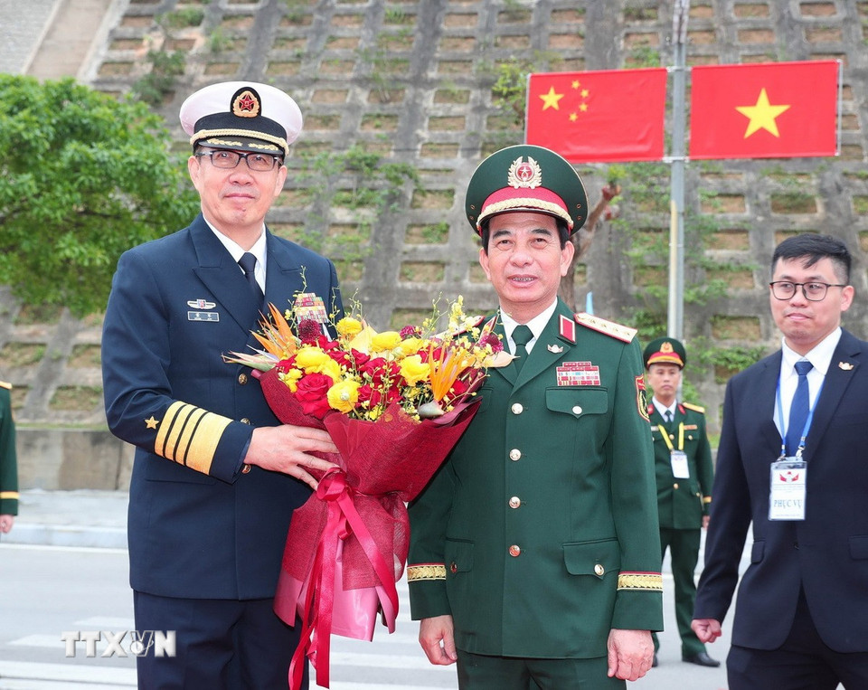 Đại tướng, Bộ trưởng Quốc phòng Phan Văn Giang đón Thượng tướng Đổng Quân, Bộ trưởng Quốc phòng Trung Quốc tại Cửa khẩu Quốc tế Hữu Nghị. (Ảnh: Trọng Đức/TTXVN)
