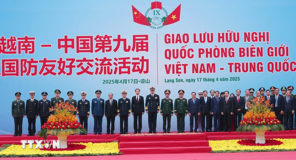 Đại tướng, Bộ trưởng Quốc phòng Phan Văn Giang đón Thượng tướng Đổng Quân, Bộ trưởng Quốc phòng Trung Quốc tại Cửa khẩu Quốc tế Hữu Nghị. (Ảnh: Trọng Đức/TTXVN)