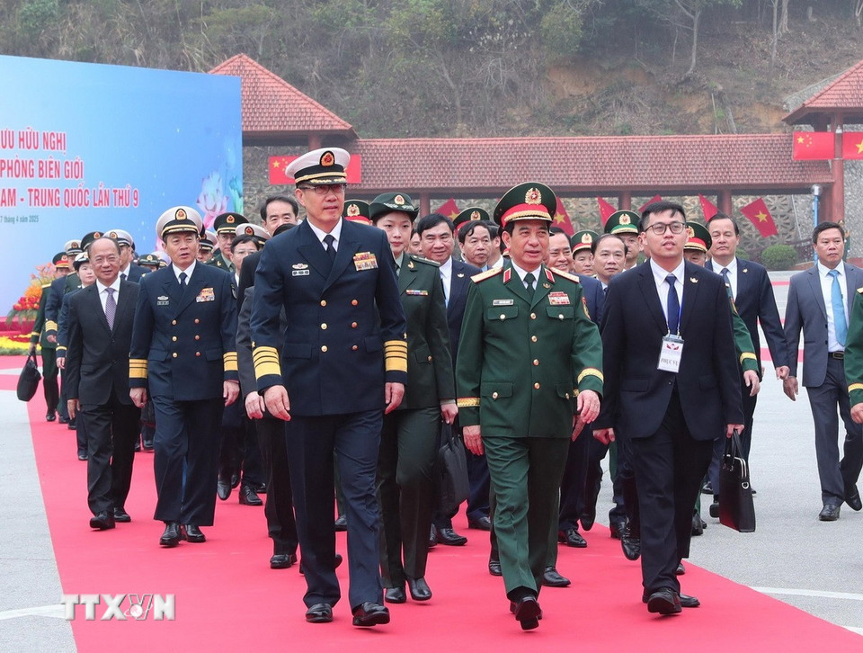 Đại tướng, Bộ trưởng Quốc phòng Phan Văn Giang đón Thượng tướng Đổng Quân, Bộ trưởng Quốc phòng Trung Quốc tại Cửa khẩu Quốc tế Hữu Nghị. (Ảnh: Trọng Đức/TTXVN)