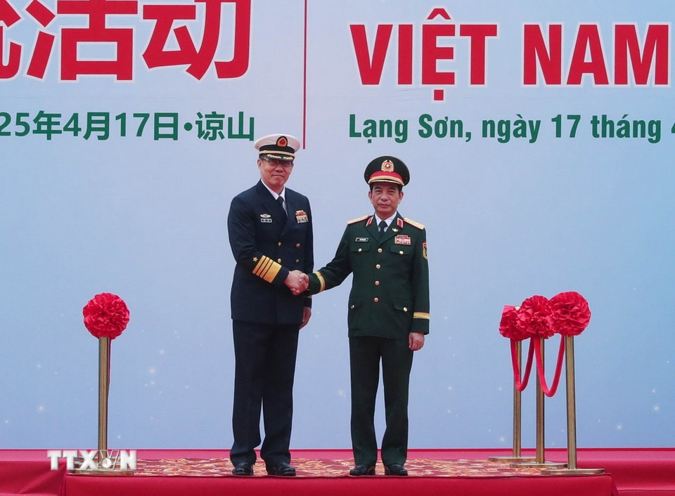 Đại tướng, Bộ trưởng Quốc phòng Phan Văn Giang đón Thượng tướng Đổng Quân, Bộ trưởng Quốc phòng Trung Quốc tại Cửa khẩu Quốc tế Hữu Nghị. (Ảnh: Trọng Đức/TTXVN)