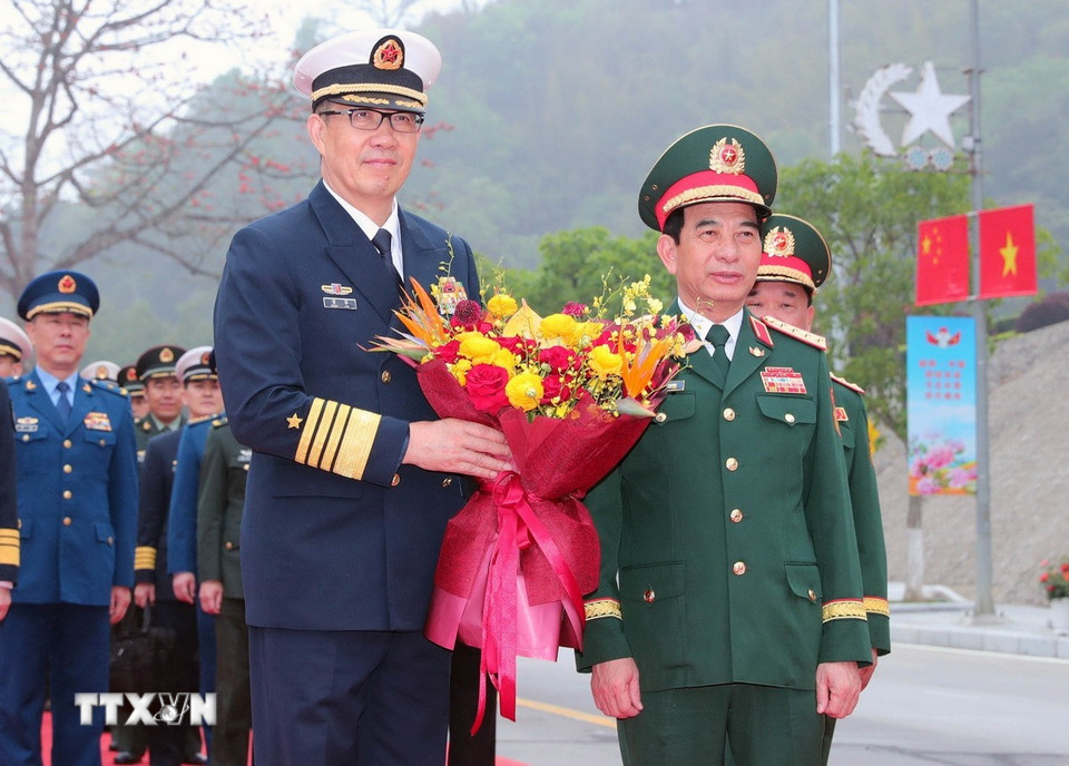 Đại tướng, Bộ trưởng Quốc phòng Phan Văn Giang đón Thượng tướng Đổng Quân, Bộ trưởng Quốc phòng Trung Quốc tại Cửa khẩu Quốc tế Hữu Nghị. (Ảnh: Trọng Đức/TTXVN)