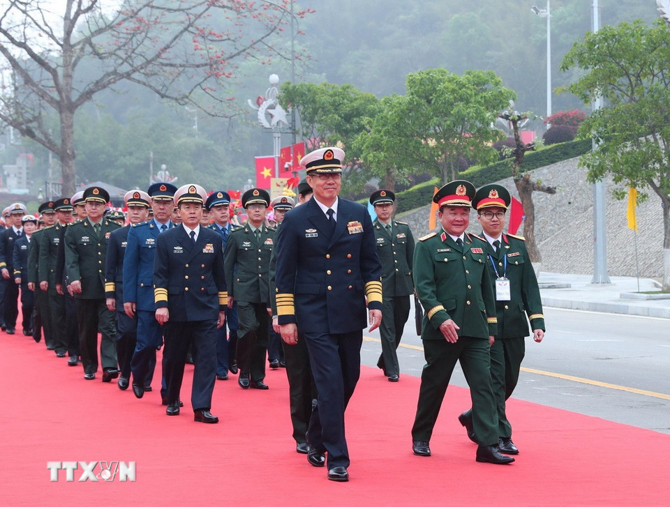 Thượng tướng Đổng Quân, Bộ trưởng Quốc phòng Trung Quốc đến Cửa khẩu Quốc tế Hữu Nghị bắt đầu dự chương trình giao lưu. (Ảnh: Trọng Đức/TTXVN)