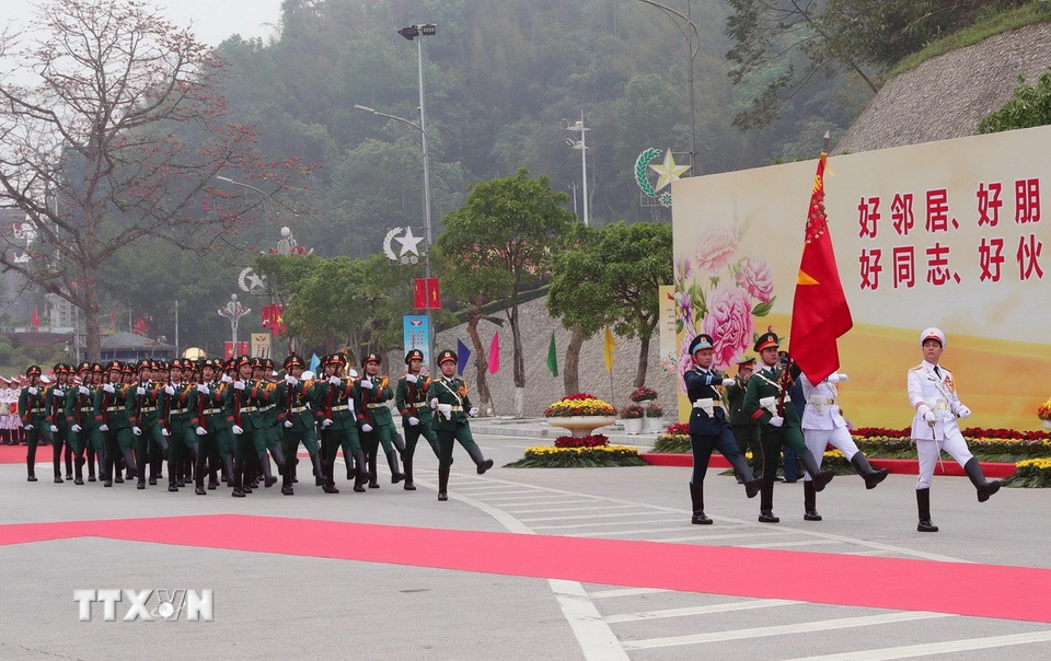 Lễ đón Thượng tướng Đổng Quân, Bộ trưởng Quốc phòng Trung Quốc tại Cửa khẩu Quốc tế Hữu Nghị. (Ảnh: Trọng Đức/TTXVN)
