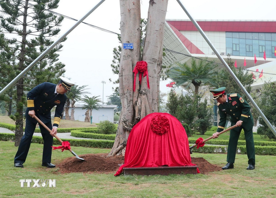 Đại tướng, Bộ trưởng Quốc phòng Phan Văn Giang và Thượng tướng Đổng Quân, Bộ trưởng Quốc phòng Trung Quốc trồng cây hữu nghị tại Cửa khẩu Quốc tế Hữu Nghị. (Ảnh: Trọng Đức/TTXVN)