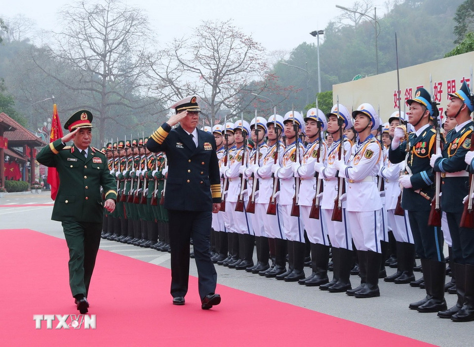 Đại tướng, Bộ trưởng Quốc phòng Phan Văn Giang đón Thượng tướng Đổng Quân, Bộ trưởng Quốc phòng Trung Quốc tại Cửa khẩu Quốc tế Hữu Nghị. (Ảnh: Trọng Đức/TTXVN)