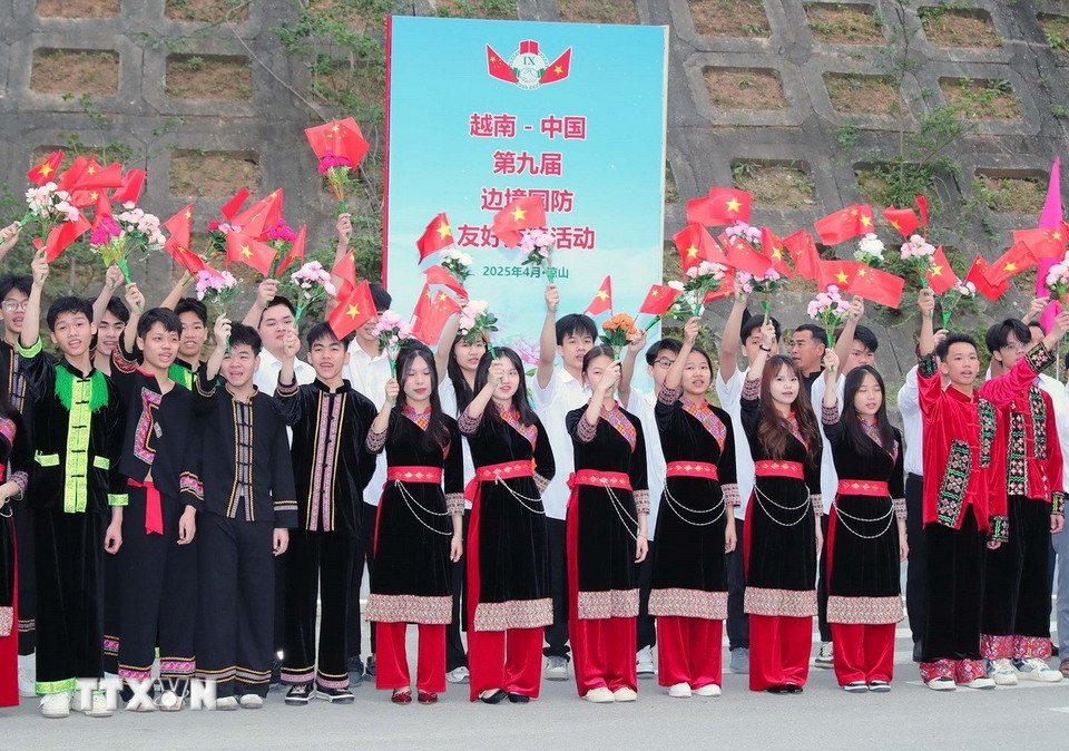 Nhân dân các dân tộc tỉnh Lạng Sơn đón Thượng tướng Đổng Quân, Bộ trưởng Quốc phòng Trung Quốc tại Cửa khẩu Quốc tế Hữu Nghị sang Việt Nam dự chương trình giao lưu. (Ảnh: Trọng Đức/TTXVN)