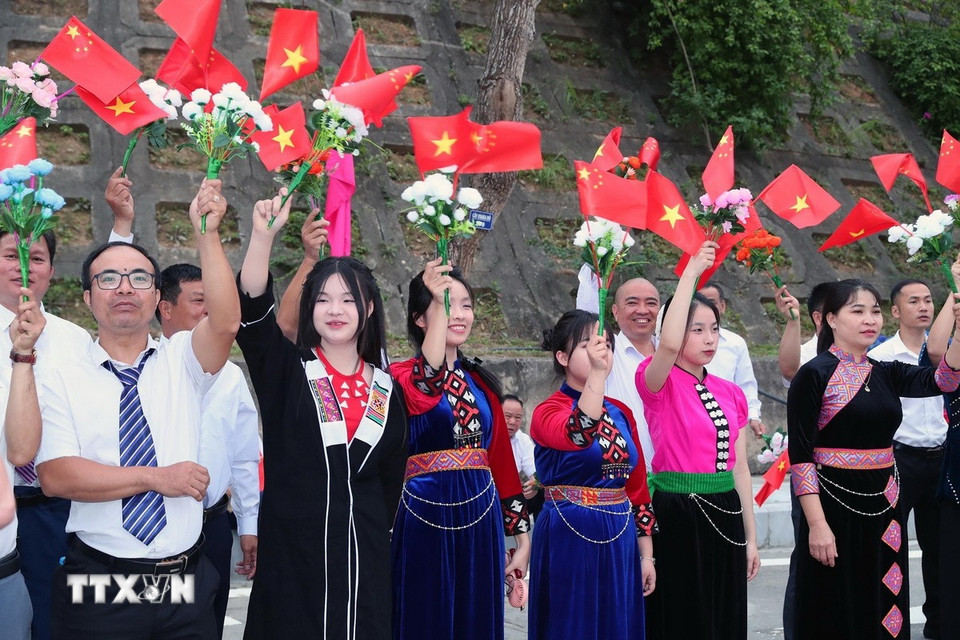 Nhân dân các dân tộc tỉnh Lạng Sơn đón Thượng tướng Đổng Quân, Bộ trưởng Quốc phòng Trung Quốc tại Cửa khẩu Quốc tế Hữu Nghị sang Việt Nam dự chương trình giao lưu. (Ảnh: Trọng Đức/TTXVN)