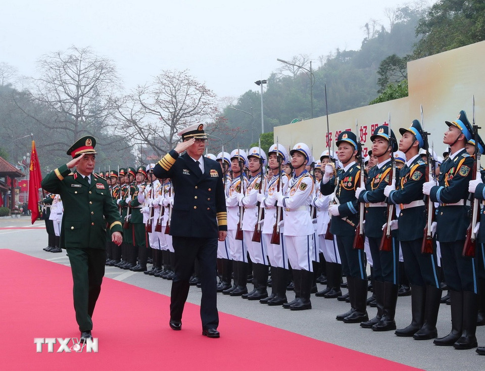 Đại tướng, Bộ trưởng Quốc phòng Phan Văn Giang và Thượng tướng Đổng Quân, Bộ trưởng Quốc phòng Trung Quốc duyệt Đội Danh dự Quân đội nhân dân Việt Nam tại lễ đón. (Ảnh: Trọng Đức/TTXVN)