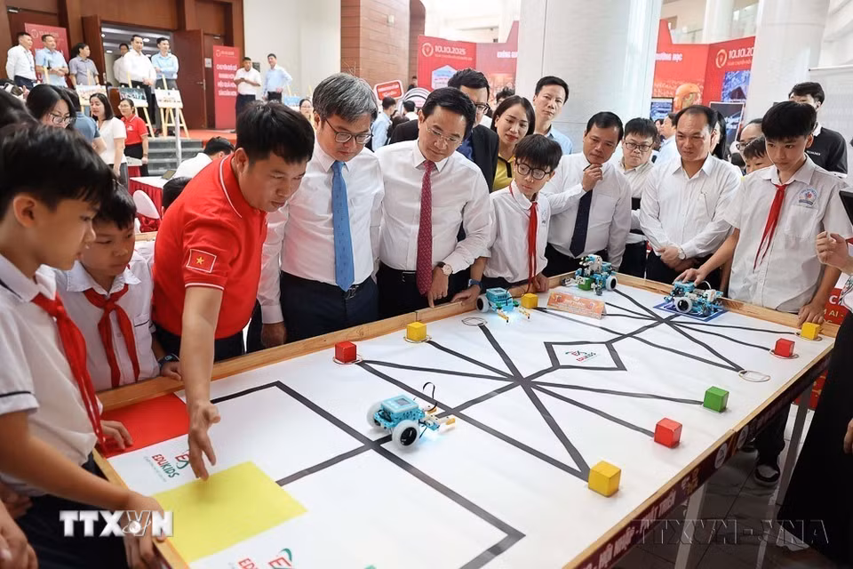 Các đại biểu và học sinh trên địa bàn xã Đông Anh tham quan không gian trải nghiệm chuyển đổi số tại Lễ phát động phong trào Học tập số toàn dân với chủ đề “Gần dân hơn - Nhanh hơn - Hiệu quả hơn”, hưởng ứng Ngày chuyển đổi số quốc gia và Ngày chuyển đổi số thành phố Hà Nội năm 2025. (Ảnh: Vũ Quang/TTXVN)