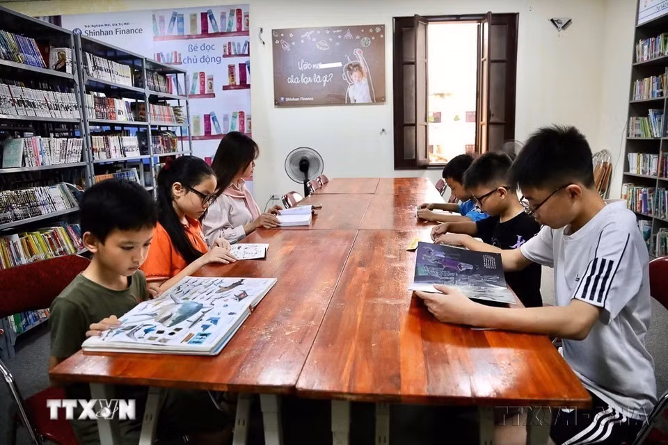 Để nuôi dưỡng thói quen đọc sách cho học sinh, các nhà trường tại Ninh Bình đã có nhiều hoạt động sáng tạo giúp học sinh hình thành thói quen đọc và lan tỏa tri thức. (Ảnh: Đại Nghĩa/TTXVN)