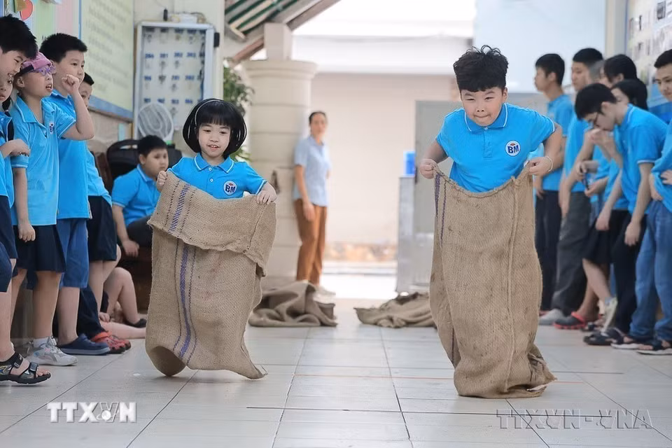 Hoạt động nhảy bao bố của học sinh trường tiểu học Bình Minh (Hà Nội) tại Ngày hội Bet88013 88k Cho Tân Thủ thể thao chào mừng Ngày người khuyết tật Việt Nam. (Ảnh: Lê Đông/TTXVN)