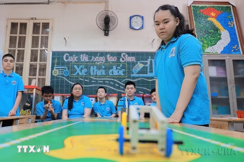 Phần thi xe thả dốc tại cuộc thi sáng tạo Stem “Xe thả dốc” do Trường tiểu học Bình Minh (Hà Nội) tổ chức. (Ảnh: Lê Đông/TTXVN)