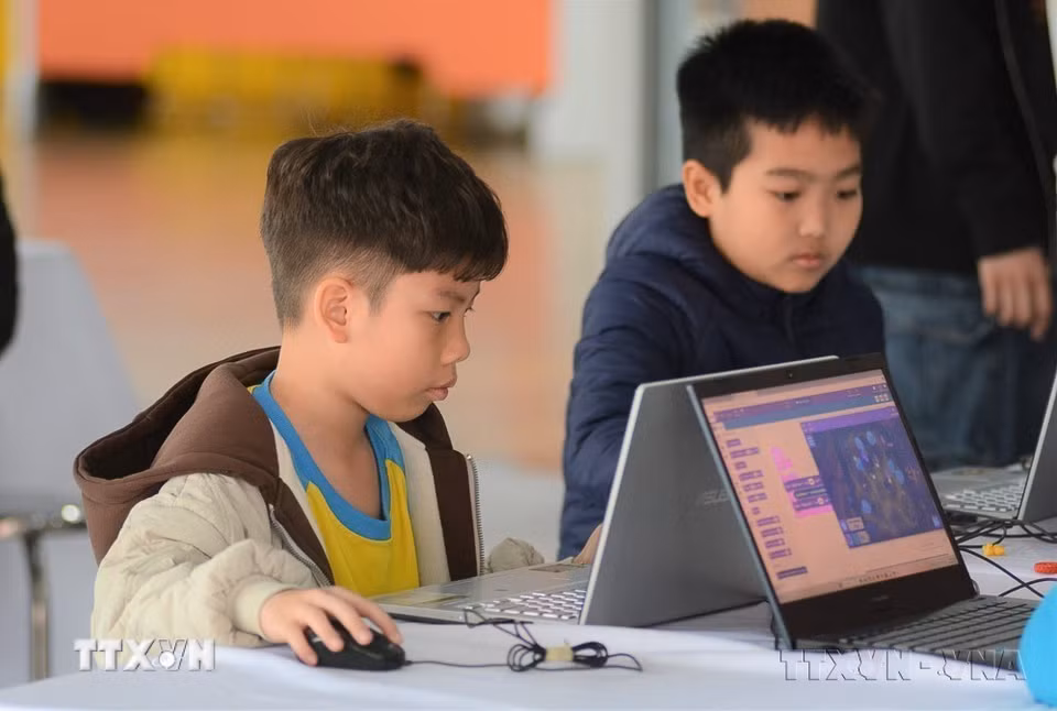 Học sinh Trường Tiểu học và Trung học cơ sở FPT Đà Nẵng trải nghiệm không gian công nghệ tại hội thảo “Ứng dụng AI trong việc học tập của con”. (Ảnh: Văn Dũng/TTXVN)