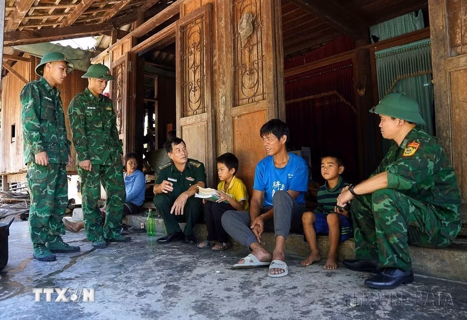 Cán bộ, chiến sỹ Đồn Biên phòng Làng Ho (Bộ đội Biên phòng Quảng Bình) tặng sách vở cho học sinh trên địa bàn đóng quân trong Chương trình “Nâng bước em tới trường” và Chương trình “Con nuôi Đồn Biên phòng” thuộc các vùng miền núi, biên giới (2024). (Ảnh: Tá Chuyên/TTXVN)