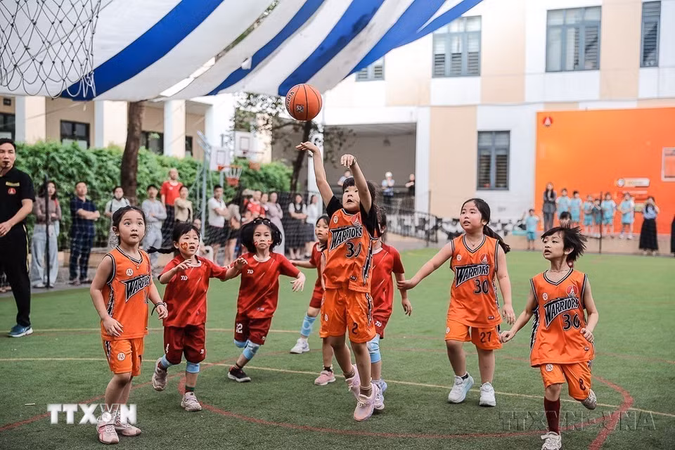 Trường Tiểu học Marie Curie II (phường Kiến Hưng, Hà Nội) tổ chức giải bóng rổ dành cho học sinh từ khối 1 đến khối 5, thu hút đông đảo học sinh tham gia, lan tỏa phong trào rèn luyện thân thể, nâng cao sức khỏe trong môi trường học đường. (Ảnh: TTXVN)