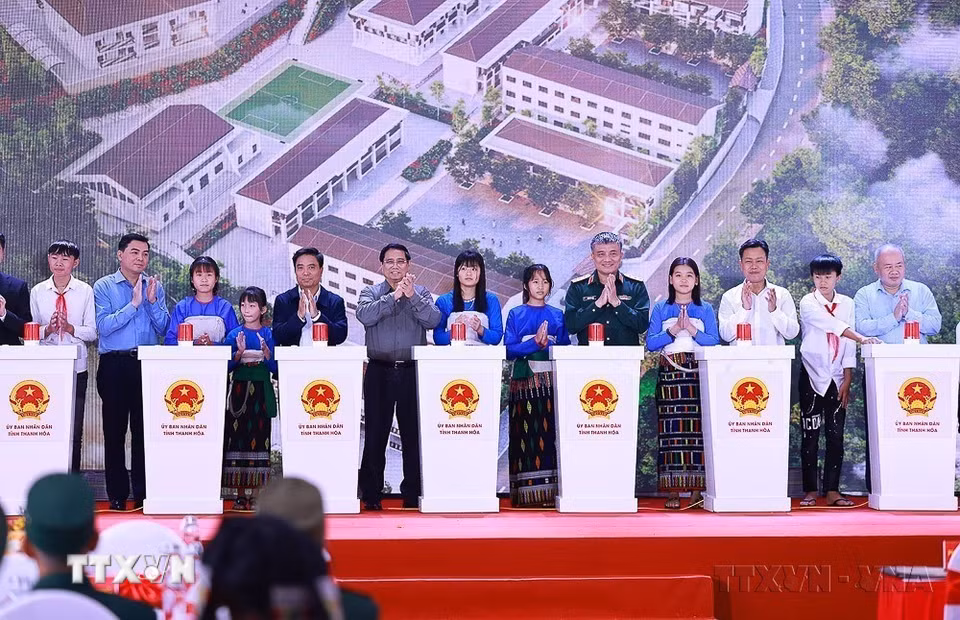 Thủ tướng Phạm Minh Chính và các đại biểu khởi công điểm Trường nội trú liên cấp Tiểu học và Trung học cơ sở xã Yên Khương, tỉnh Thanh Hóa (9/11/2025). (Ảnh: Dương Giang/TTXVN)