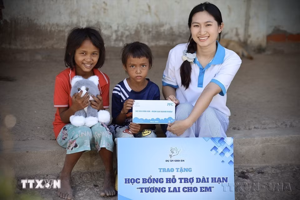 Thành viên “Dự án cho em” trao học bổng hỗ trợ trẻ em vùng cao. (Ảnh: TTXVN phát)