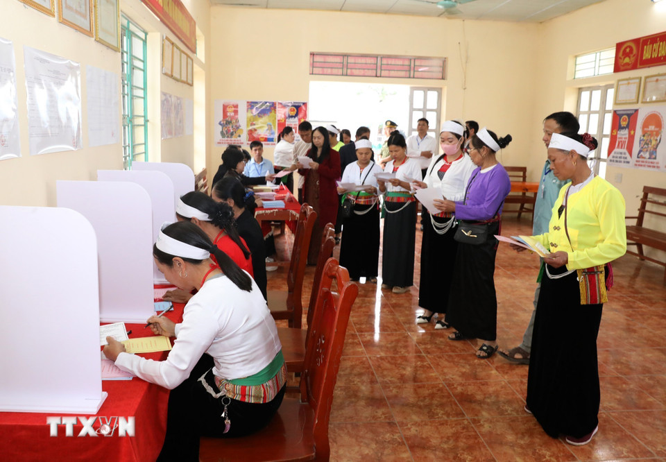 Cử tri thực hiện quy trình bầu cử. (Ảnh: Đức Phương/TTXVN)